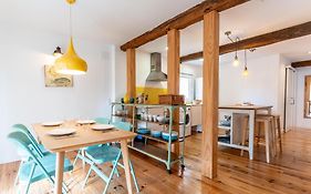 Warm And Inviting, Central Location By Urbanhosting